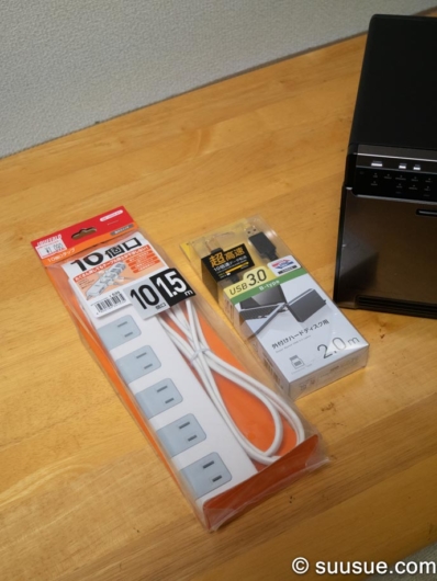 USBケーブルとテーブルタップ